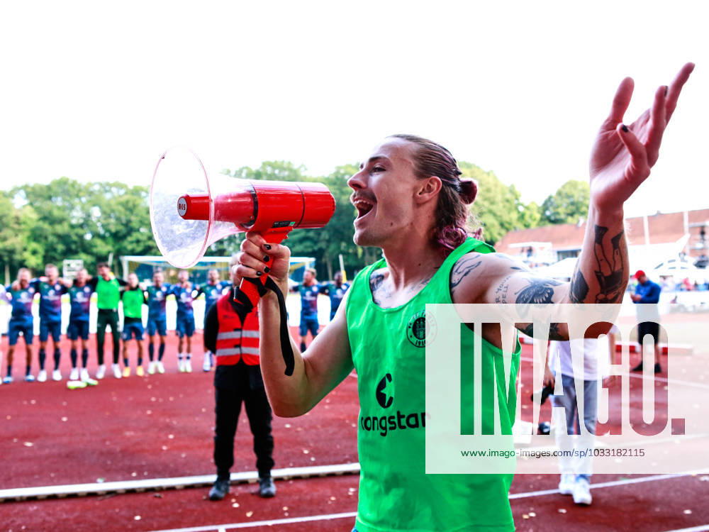 Die St. Pauli Fans feiern den Sieg mit ihrer Mannschaft gegen Atlas Delmenhorst. Jackson Irvine (FC St. Pauli 07) Mittelfeld heizt die Fans an. Atlas Delmenhorst - FC St. Pauli, DFB Pokal Runde 1, Bundesliga, Staetisches Stadion Delmenhorst, Spielzeit 2023 2024, 12.08.2023 DFL REGULATIONS PROHIBIT ANY USE OF PHOTOGRAPHS AS IMAGE SEQUENCES AND OR QUASI-VIDEO Foto:EIBNER Stephanie Zerbe Atlas Delmenhorst - FC St. Pauli, DFB Pokal Runde 1, Bundesliga, Spielzeit 2023 2024, 12.08.2023 Delmenhorst