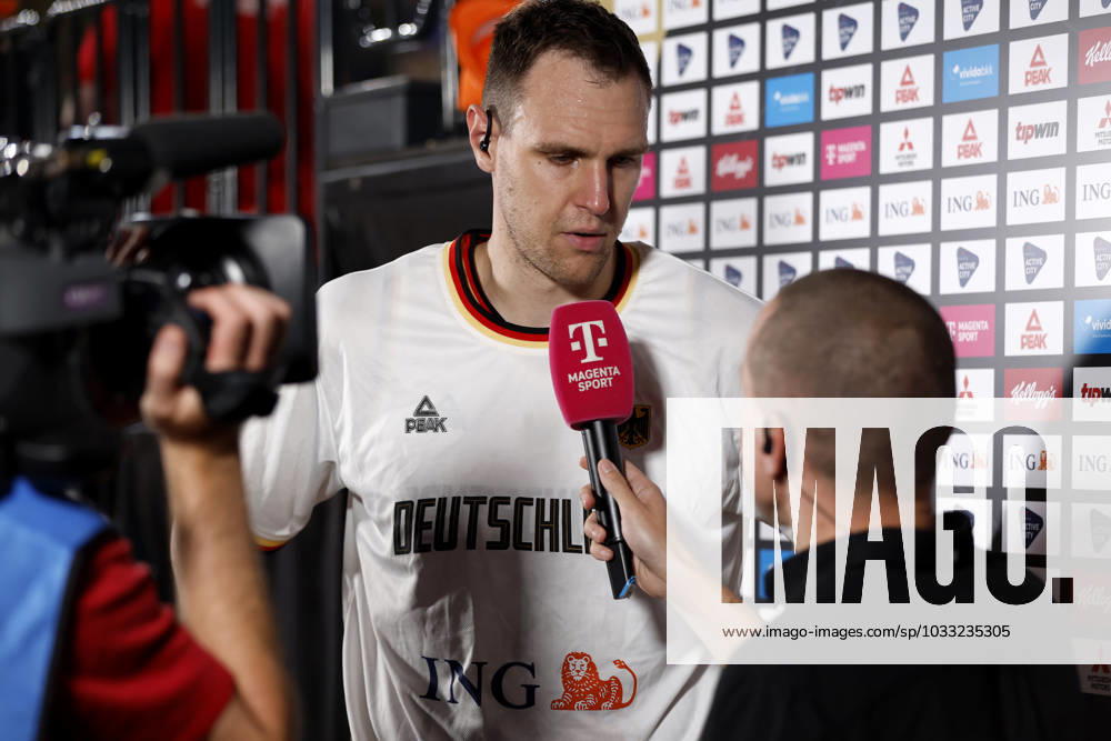 Deutscher Basketball Bund, Supercup 2023, Hamburg, edel-optics.de Arena, Finale, Deutschland - Kanada, Johannes Voigtmann (GER, No7) im Interview mit Benni Zander, Magenta Hamburg edel-optics.de Arena Hamburg Germany