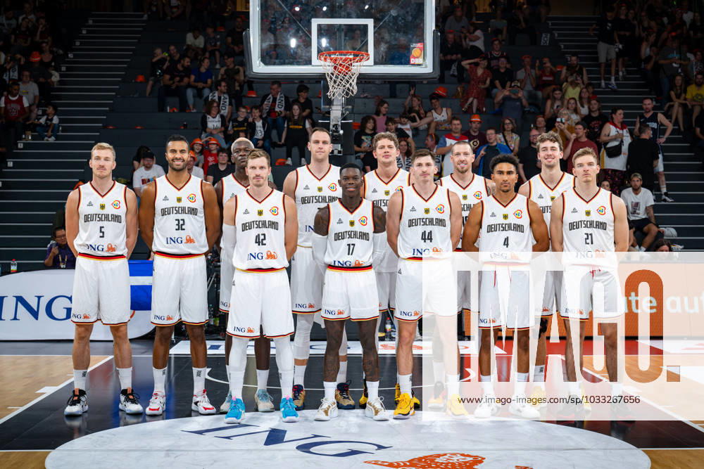Basketball Hamburg 13.08.2023 DBB Nationalmannschaft der Männer Länderspiel Testspiel Supercup Deutschland (GER) - Kanada (CAN) Team Deutschland hinten vlnr.: Nils Giffey (Deutschland, No.05) Johannes Thiemann (Deutschland, No.32) Isaac Bonga (Deutschland, No.00) Johannes Voigtmann (Deutschland, No.07) Moritz Wagner (Deutschland, No.13) Daniel Theis (Deutschland, No.10) Franz Wagner (Deutschland, No.09) vlrne vlnr.: Andreas Obst (Deutschland, No.42) Dennis Schröder Schroeder (Deutschland, No.17) Schröder Schroder David Krämer (Deutschland, No.44) Kraemer Kramer Maodo Lo (Deutschland, No.04) Justus Hollatz (Deutschland, No.21)