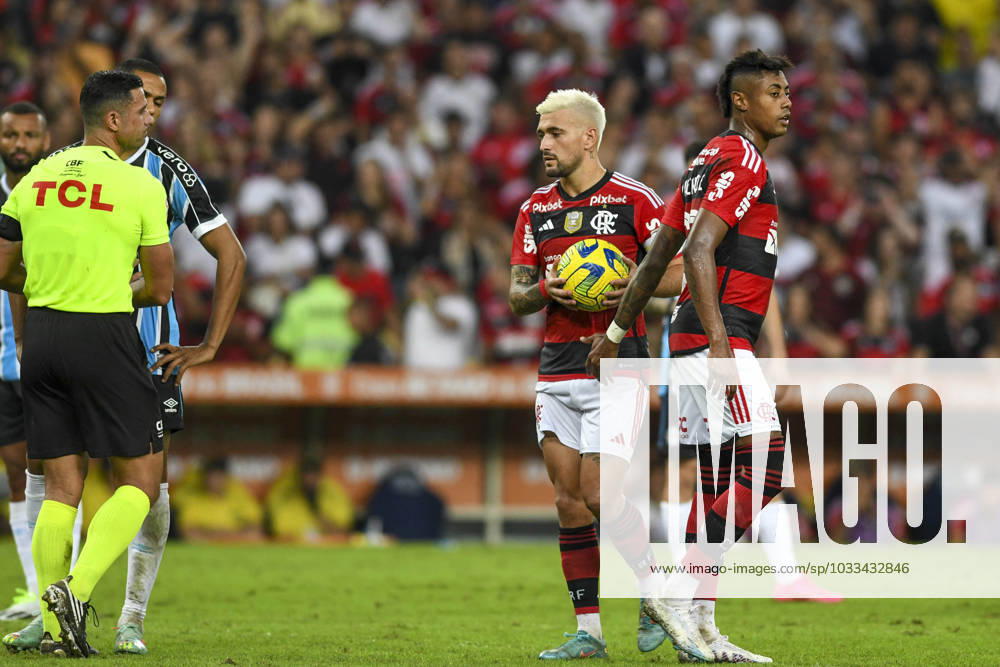 Flamengo x Grêmio RIO DE JANEIRO, RJ - 16.08.2023: FLAMENGO X GRÊMIO - Bruno Henrique leaves the ball for De Arrascaeta to take the penalty during Flamengo x Grêmio held at Estádio do Maracanã, for the second leg of the semi-final of the Copa do Brasil, this Wednesday night (16), in Rio de Janeiro, RJ . (Photo: Celso Pupo Fotoarena) x2419466x CelsoxPupo