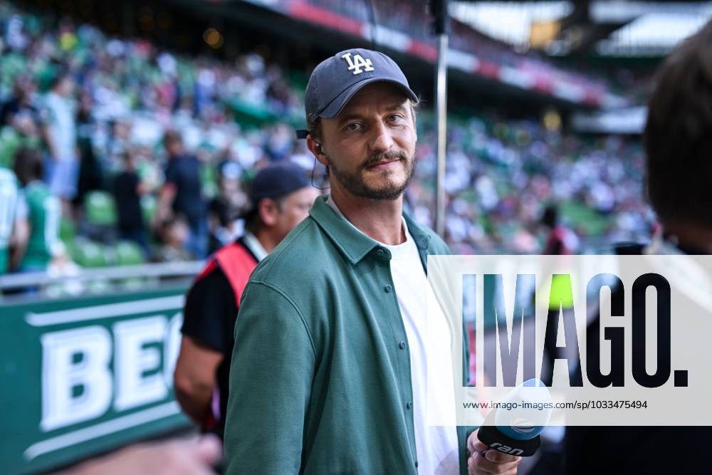 Fussball, Bundesliga, 1. Spieltag Saison 2023 2024, SV Werder Bremen - FC Bayern München, TV-Moderator und Podcaster Thomas Tommi Schmitt mit dem Ran-Mikro in der Hand. xRHR-FOTO TKx