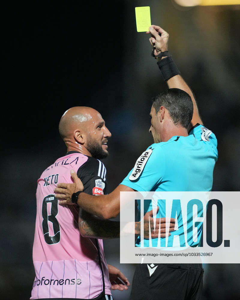 Casa Pia AC v Sporting CP - 2ª Jornada - Liga Portugal Betclic Neto do Casa Pia AC recebe amarelo durante partida entre Casa Pia AC v Sporting CP valida pela segunda rodada da Liga Portugal Betclic 23 24 no Estadio Municipal de Rio Maior em Rio Maior, Lisboa, Portugal. (Foto de Pedro Loureiro Avant Sports) Lisboa Estadio Municipal de Rio Maior Portugal