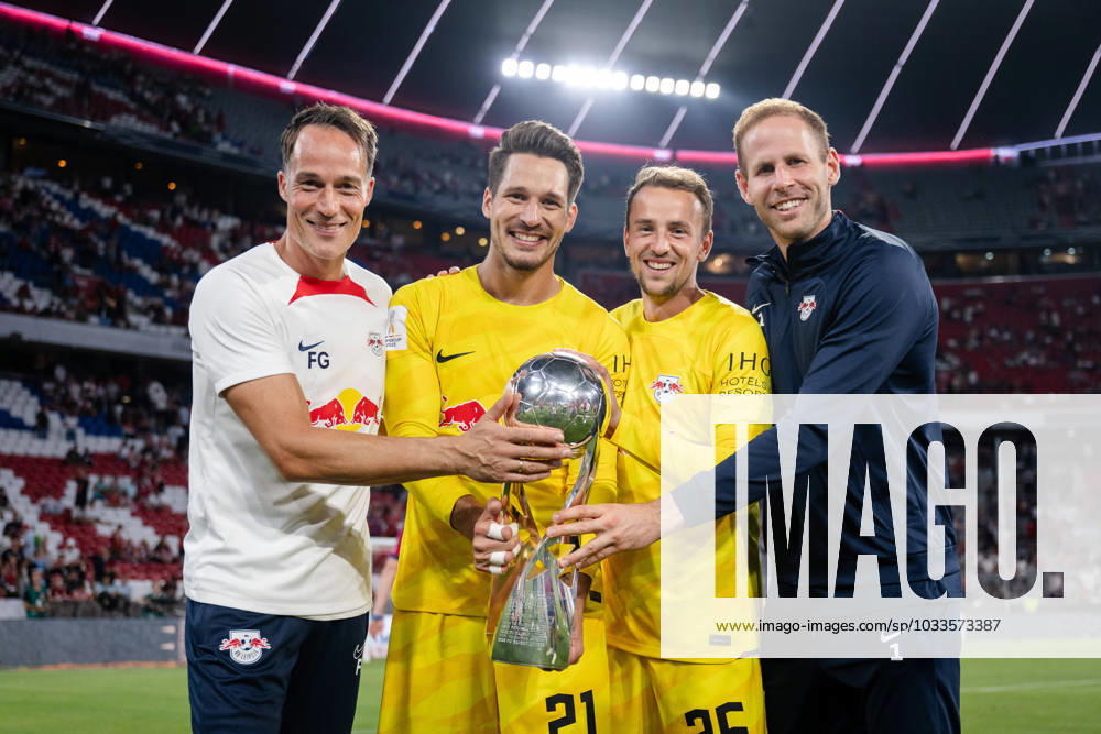 Leipzigs Torwarttrainer Frederik Goessling, Janis Blaswich, Leopold Zingerle und Peter Gulacsi posieren mit der Trophaee. Fussball DFL Supercup 2023: FC Bayern Muenchen - RB Leipzig. 12. August 2023: Muenchen, Allianz Arena. DFL Supercup: Bayern Muenchen - RB Leipzig