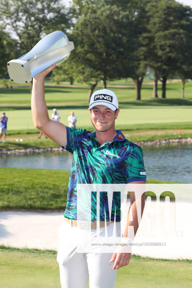 OLYMPIA FIELDS, IL - AUGUST 20: PGA, Golf Herren golfer Viktor Hovland raises the BMW Championship Trophy after winning the BMW Championship Fed Ex Cup Playoffs on August 20th, 2023, at Olympia Fields Country Club in Olympia Fields, Illinois. (Photo by Brian Spurlock Icon Sportswire) GOLF: AUG 20 PGA - BMW Championship Icon230820031