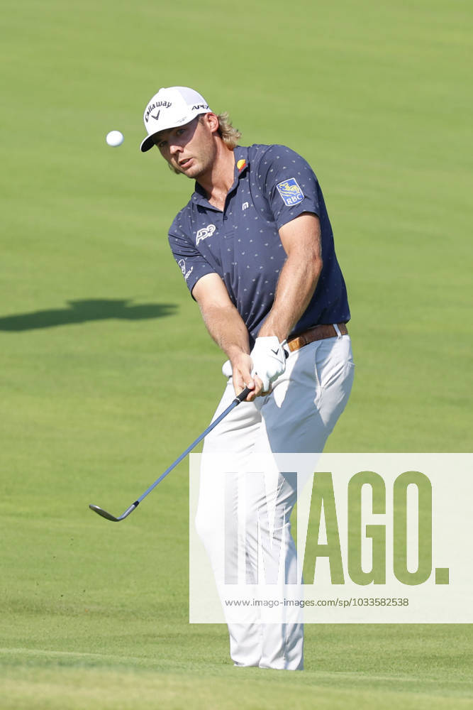 OLYMPIA FIELDS, IL - AUGUST 20: PGA, Golf Herren golfer Sam Burns hits a wedge shot on the 18th hole during the final round of the BMW Championship Fed Ex Cup Playoffs on August 20th, 2023, at Olympia Fields Country Club in Olympia Fields, Illinois. (Photo by Brian Spurlock Icon Sportswire) GOLF: AUG 20 PGA - BMW Championship Icon230820079