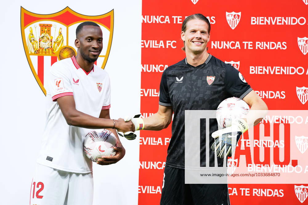 Fußball, FC Sevilla präsentiert Neuzugänge Dodi Lukebakio und Orjan Nyland August 24, 2023, SEVILLA, SEVILLA, SPAIN: Orjan Nyland and Dodi Lukebakio poses for photo during their presentation as new players of Seville FC at Ramon Sanchez-Pizjuan stadium on August 24, 2023 in Sevilla, Spain. SEVILLA SPAIN - ZUMAa181 20230824_zaa_a181_054