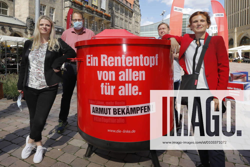 Wahlkampf 25.08.2020, Chemnitz, Neumarkt, Wahlkampf Startschuss der LINKEN Rentenaktion gegen Altersarmut in Sachsen. Katja Kipping, Parteivorsitzende von DIE LINKE, und Susanne Schaper, Landesvorsitzende von DIE LINKE und OB- Kandidatin in Chemnitz, wollen in einer Gesprächsrunde zum Thema Rente und Altersarmut mit Bürgern ins Gespräch kommen. Foto: links Susanne Schaper, rechts Katja Kipping am Rententopf Chemnitz Sachsen BRD