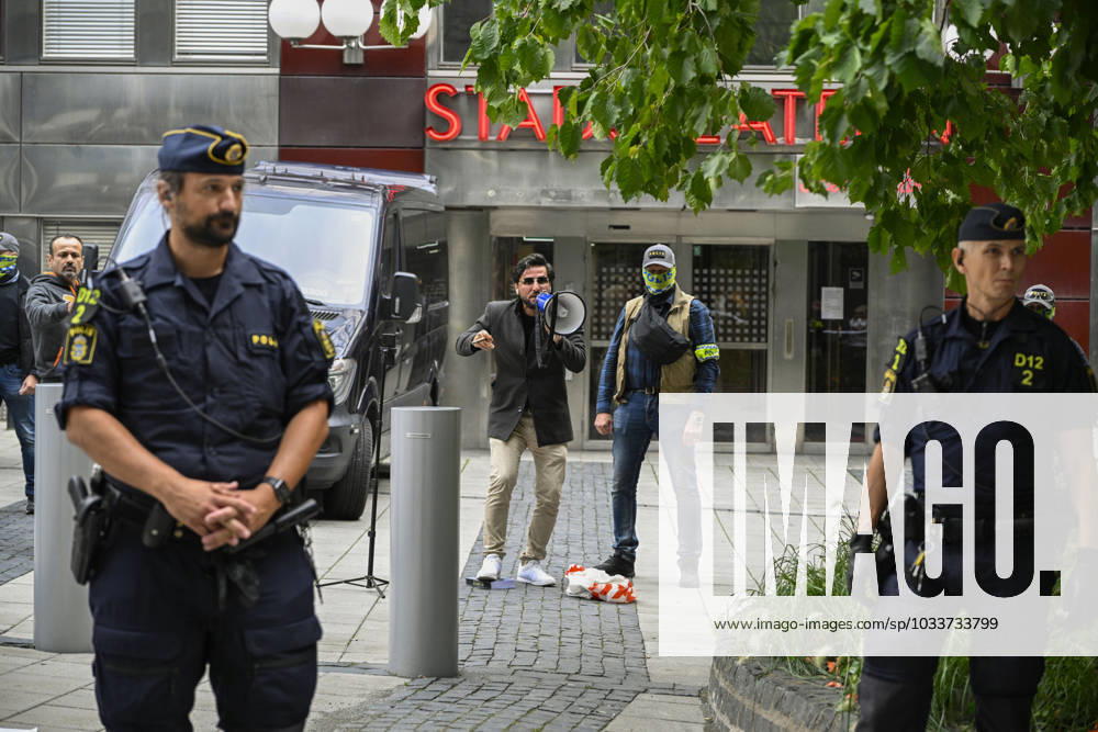 STOCKHOLM 20230826 Salwan Momika pa Benny Fredrikssons torg, Stockholm, där han brände en koran under lördagen. Stockholm Sverige