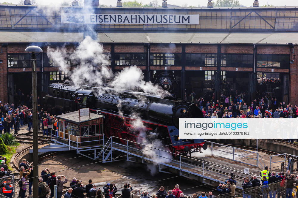 Dresdner Dampfloktreffen, 11. bis 13. April 2014, rund um das Bw Dresden-Altstadt, Es präsentieren sich zahlreiche Dampflokomotiven aus dem gesamten Bundesgebiet. Das Bahnbetriebswerk Dresden-Altstadt ist ein ehemaliges Bahnbetriebswerk in Dresden. Heute bestehen nur noch wenige Teile der ursprünglichen Anlagen. Dort befindet sich heute das Eisenbahnmuseum Dresden-Altstadt. Dresden Sachsen GERMANY