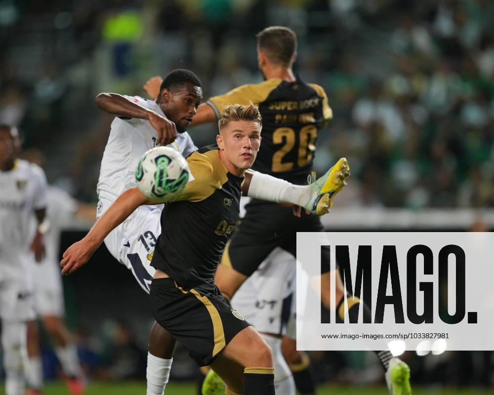 Sporting CP v FC Famalicao - Liga Portugal BETCLIC - 3ª Jornada Viktor Gyökeres do Sporting CPe Otavio Ataide do FC Famalicao durante partida entre Sporting CP v FC Famalicao valida pela Liga Portugal BETCLIC - 3ª Jornada no Estadio Josà Alvalade, Lisboa Portugal (Foto de Pedro Loureiro Avant Sports) Lisboa Estadio Josà Alvalade Portugal