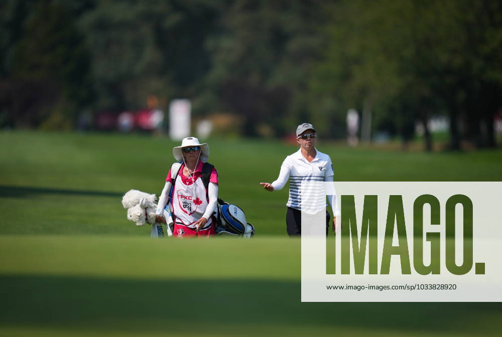 Alena Sharp, right, of Canada, and her wife and caddie Sarah Bowman walk up to the 18th green during the final round at the LPGA, Golf Damen CPKC Canadian Women s Open golf tournament, in Vancouver, B.C., Sunday, Aug. 27, 2023. Canada News - August 27, 2023 - ZUMAc35_ 20230827_zaf_c35_045