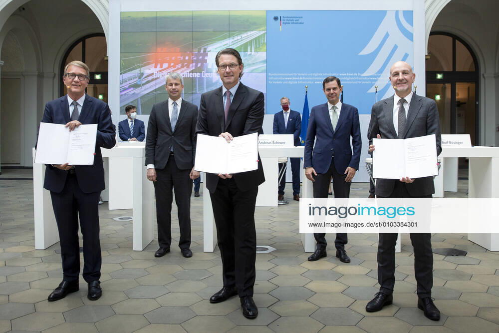 V.l.n.r: DB-Infrastrukturvorstand Ronald Pofalla, Steffen Bilger, Parlamentarischer Staatssekretaer beim Bundesminister fuer Verkehr und digitale Infrastruktur, Bundesverkehrsminister Andreas Scheuer, CSU, Michael Guentner, Staatssekretaer im Bundesministerium fuer Verkehr und digitale Infrastruktur und Rolf Boesinger, Staatssekretaer im Bundesministerium der Finanzen aufgenommen im Rahmen des Starts des Vorzeigeprojektes fuer die Digitale Schiene. Hier im Rahmen der Unterzeichnung einer Finanzierungsvereinbarung. Berlin, 25.08.2020. Berlin Deutschland