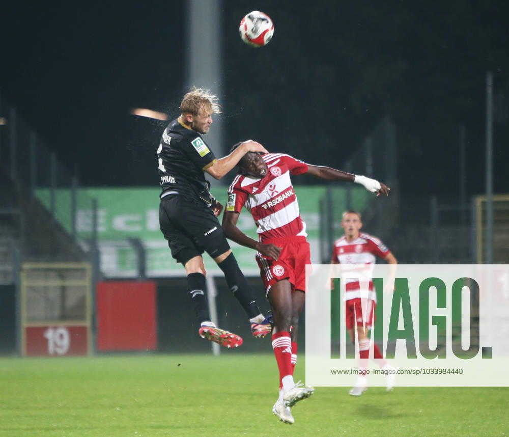 Regionallioga West, Saison 2023 - 2024, 6. Spieltag, 01.09.2023, Fortuna Düsseldorf U 23 - RW Oberhausen -- Tim Stappmann ( RWO ) springt höher als Samuel Manu ( Fortuna U 23 )