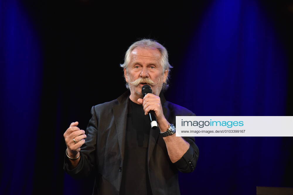 Der Musiker Henning Krautmacher, Frontmann der Band Höhner posiert bei der Programmvorstellung des Herbstprogramms in der Kölner Volksbühne am Rudolfplatz