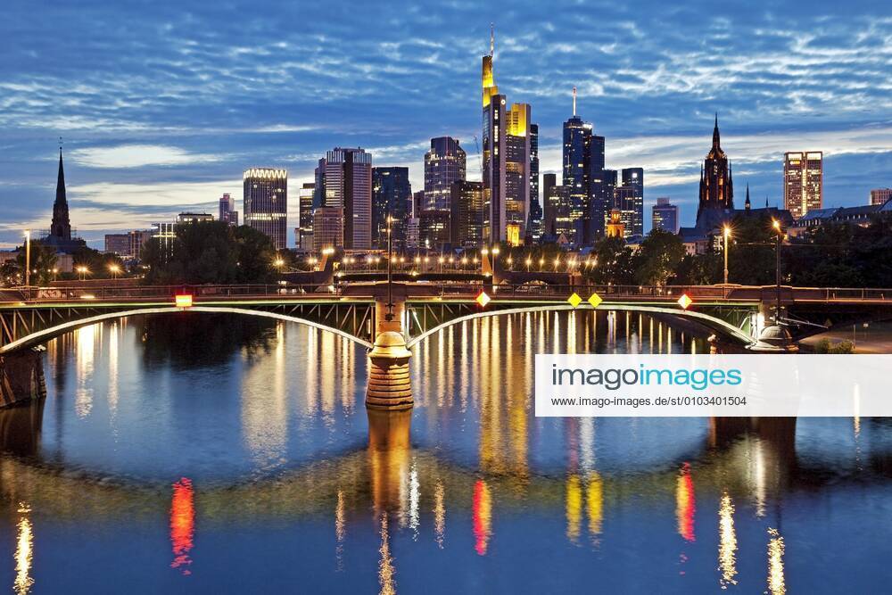 Stadtansicht am Abend mit Main und Bankenviertel, Frankfurt am Main, Hessen, Deutschland, Europa