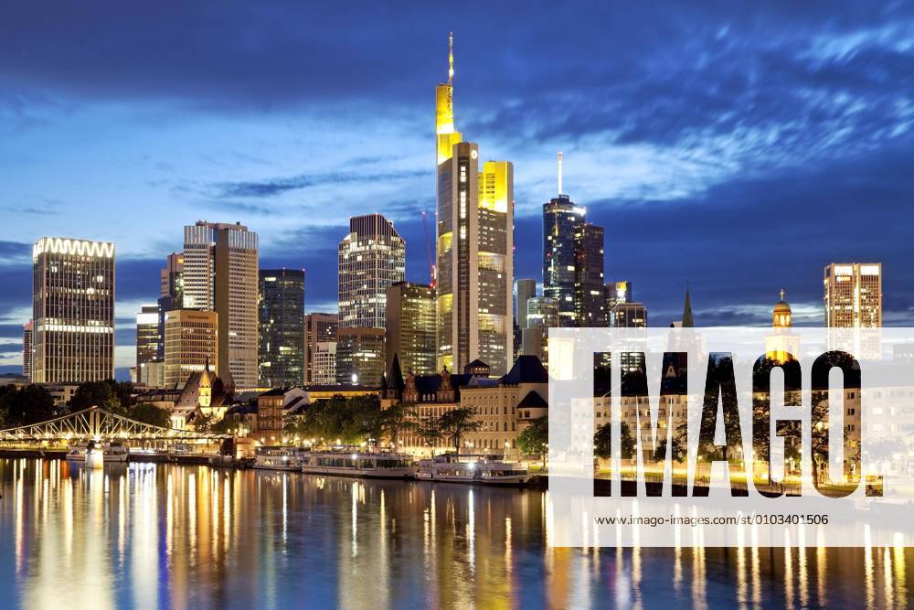 Stadtansicht am Abend mit Main und Bankenviertel, Frankfurt am Main, Hessen, Deutschland, Europa