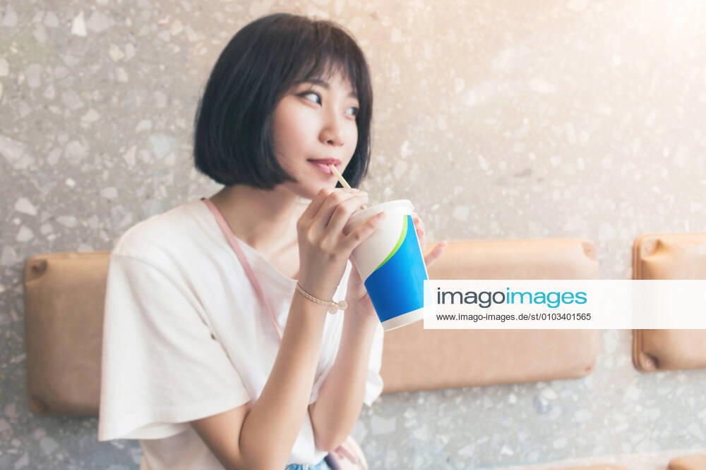 Happy girl drinking coke in the restaurant. 644052783009628175 ,model released, Symbolfoto