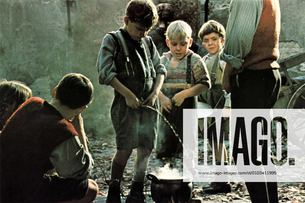 DIE BLECHTROMMEL aka THE TIN DRUM DAVID BENNENT Date: 1979. Strictly editorial use only in conjunction with the promotion of the film. Credit line mandatory. This image is copyright of the film company and is supplied under the terms of issue as film still. No commercial or book cover use permitted without prior consent from the film company. Mandatory credit line: Image courtesy ARGOS FILMS ARTEMIS PRODUCTIONS BIOSKOP FILMS FILM POL Ronald Grant Archive Mary Evans
