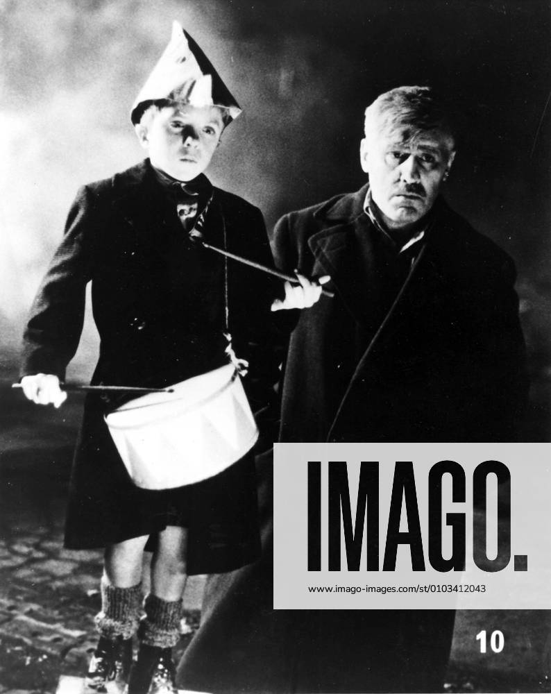 DIE BLECHTROMMEL aka THE TIN DRUM DAVID BENNENT, MARIO ADORF Date: 1979. Strictly editorial use only in conjunction with the promotion of the film. Credit line mandatory. This image is copyright of the film company and is supplied under the terms of issue as film still. No commercial or book cover use permitted without prior consent from the film company. Mandatory credit line: Image courtesy ARGOS FILMS ARTEMIS PRODUCTIONS BIOSKOP FILMS FILM POL Ronald Grant Archive Mary Evans