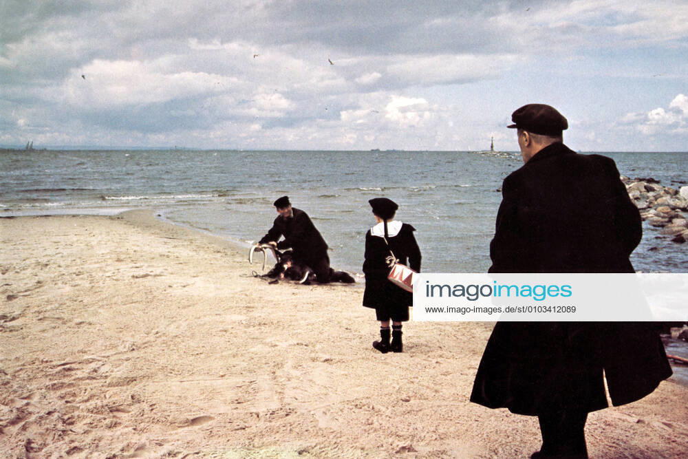 DIE BLECHTROMMEL aka THE TIN DRUM , DAVID BENNENT, MARIO ADORF Date: 1979. Strictly editorial use only in conjunction with the promotion of the film. Credit line mandatory. This image is copyright of the film company and is supplied under the terms of issue as film still. No commercial or book cover use permitted without prior consent from the film company. Mandatory credit line: Image courtesy ARGOS FILMS ARTEMIS PRODUCTIONS BIOSKOP FILMS FILM POL Ronald Grant Archive Mary Evans