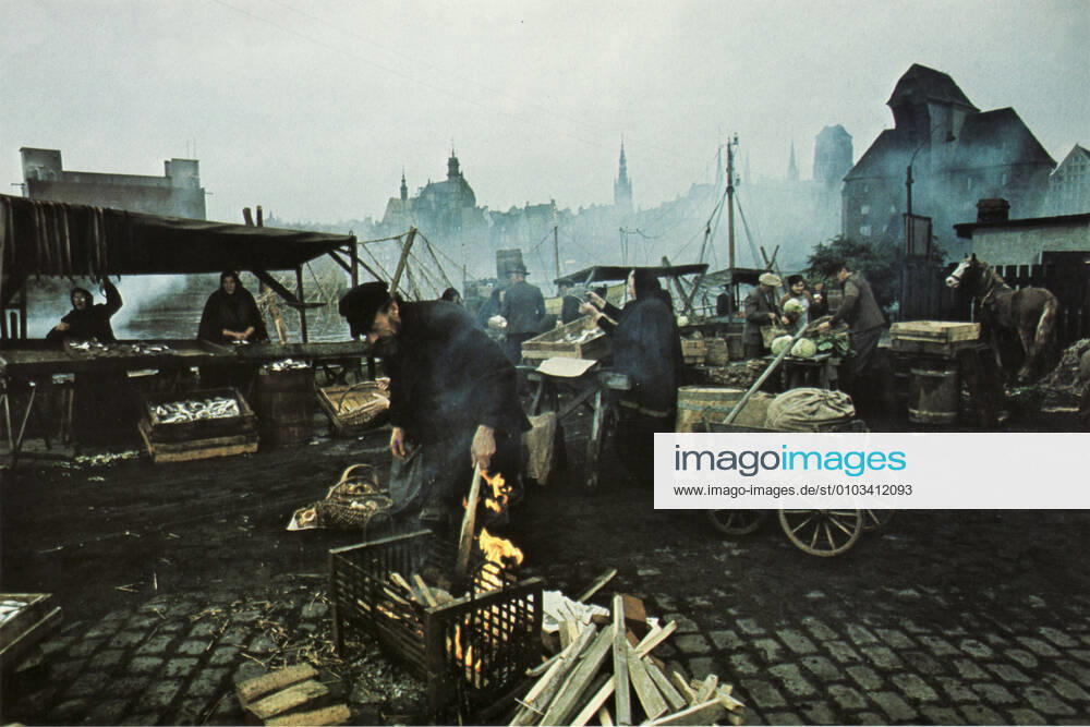 DIE BLECHTROMMEL aka THE TIN DRUM Date: 1979. Strictly editorial use only in conjunction with the promotion of the film. Credit line mandatory. This image is copyright of the film company and is supplied under the terms of issue as film still. No commercial or book cover use permitted without prior consent from the film company. Mandatory credit line: Image courtesy ARGOS FILMS ARTEMIS PRODUCTIONS BIOSKOP FILMS FILM POL Ronald Grant Archive Mary Evans