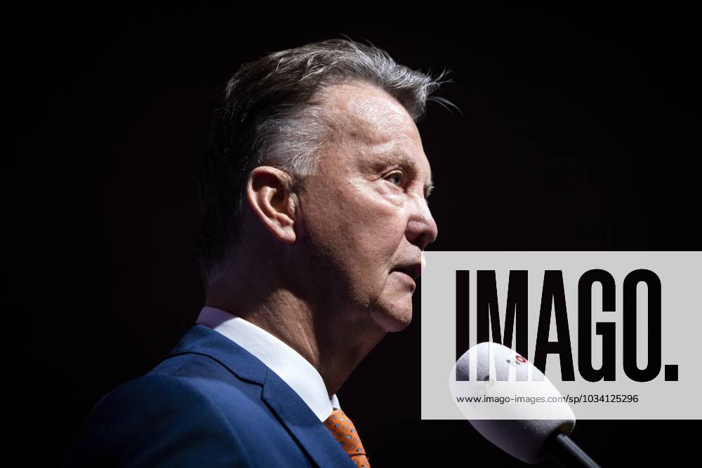 UTRECHT - Louis van Gaal has received the Eredivisie Oeuvre Award during the Award ceremony in DeFabrique in Utrecht. ANP RAMON VAN FLYMEN ANPxSportx IVx 477298656 originalFilename: 477298656