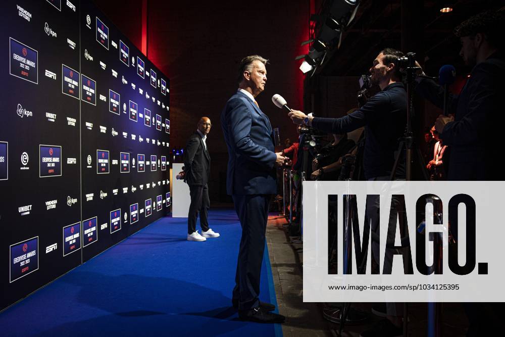 UTRECHT - Louis van Gaal has received the Eredivisie Oeuvre Award during the Award ceremony in DeFabrique in Utrecht. ANP RAMON VAN FLYMEN ANPxSportx IVx 477298942 originalFilename: 477298942