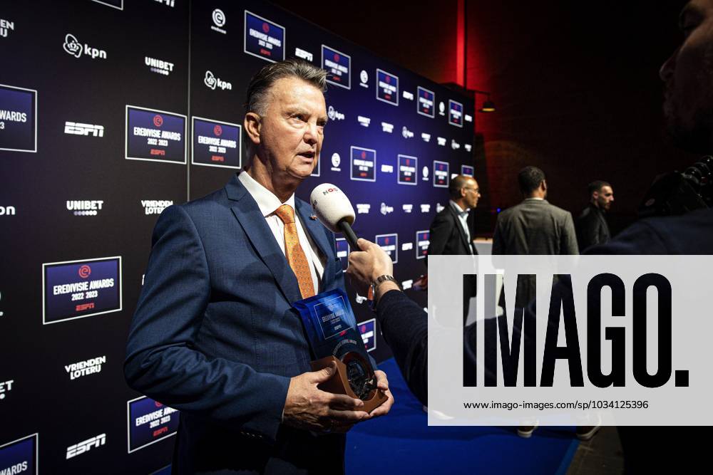 UTRECHT - Louis van Gaal received the Eredivisie Oeuvre Award during the Award ceremony in DeFabrique in Utrecht. ANP RAMON VAN FLYMEN ANPxSportx IVx 477298944 originalFilename: 477298944