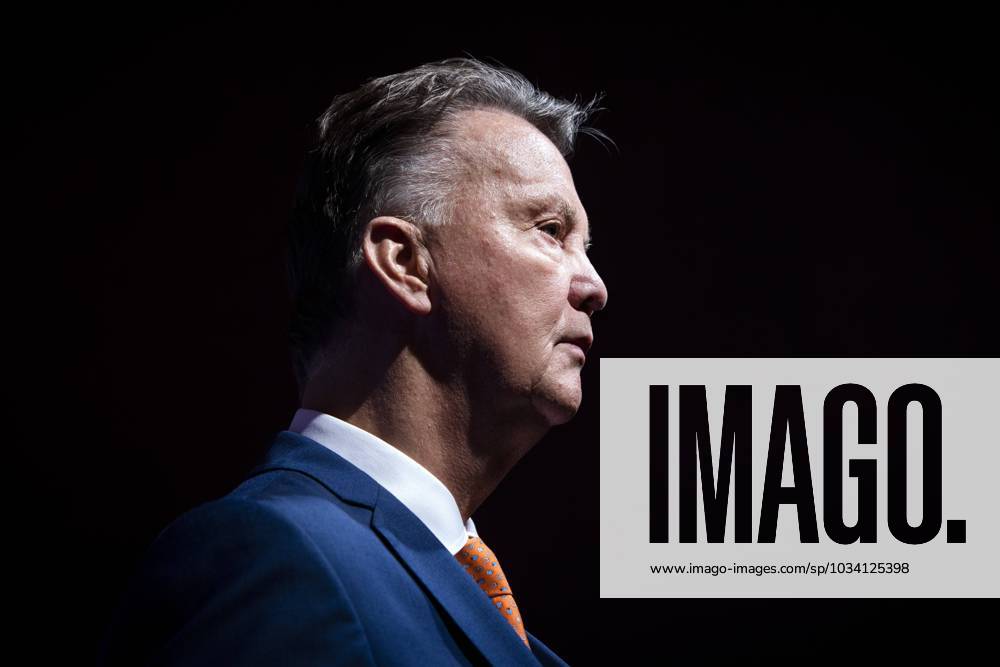 UTRECHT - Louis van Gaal has received the Eredivisie Oeuvre Award during the Award ceremony in DeFabrique in Utrecht. ANP RAMON VAN FLYMEN ANPxSportx IVx 477298953 originalFilename: 477298953