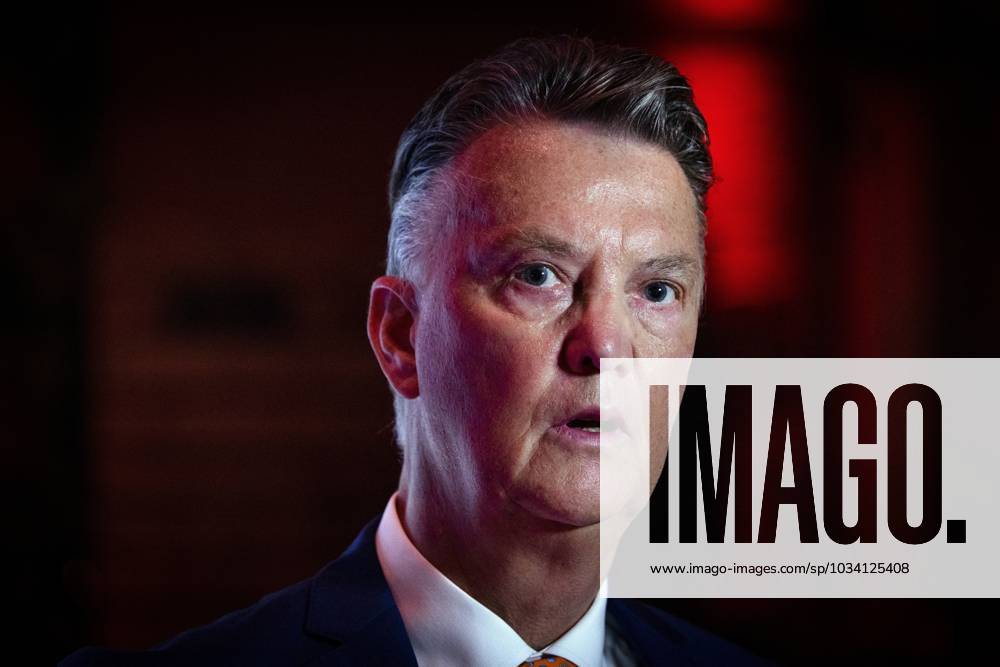UTRECHT - Louis van Gaal received the Eredivisie Oeuvre Award during the Award ceremony in DeFabrique in Utrecht. ANP RAMON VAN FLYMEN ANPxSportx IVx 477298966 originalFilename: 477298966