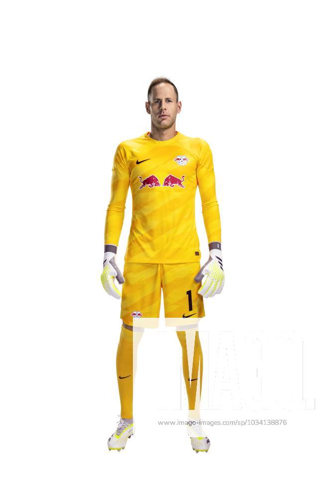 Achtung: Redaktionelle Nutzung honorarfrei - Attention: Free of charge for editorial use - Peter Gulacsi RB Leipzig Porträttermin Saison 2023 2024, Herren, 1.BL, RB Leipzig, Porträt, Vorstellung, Präsentation, Pressetermin, Fußball, GER, RedBull, Red Bull, RBL; Shooting, Studio, Studioshooting, Freisteller, xptt
