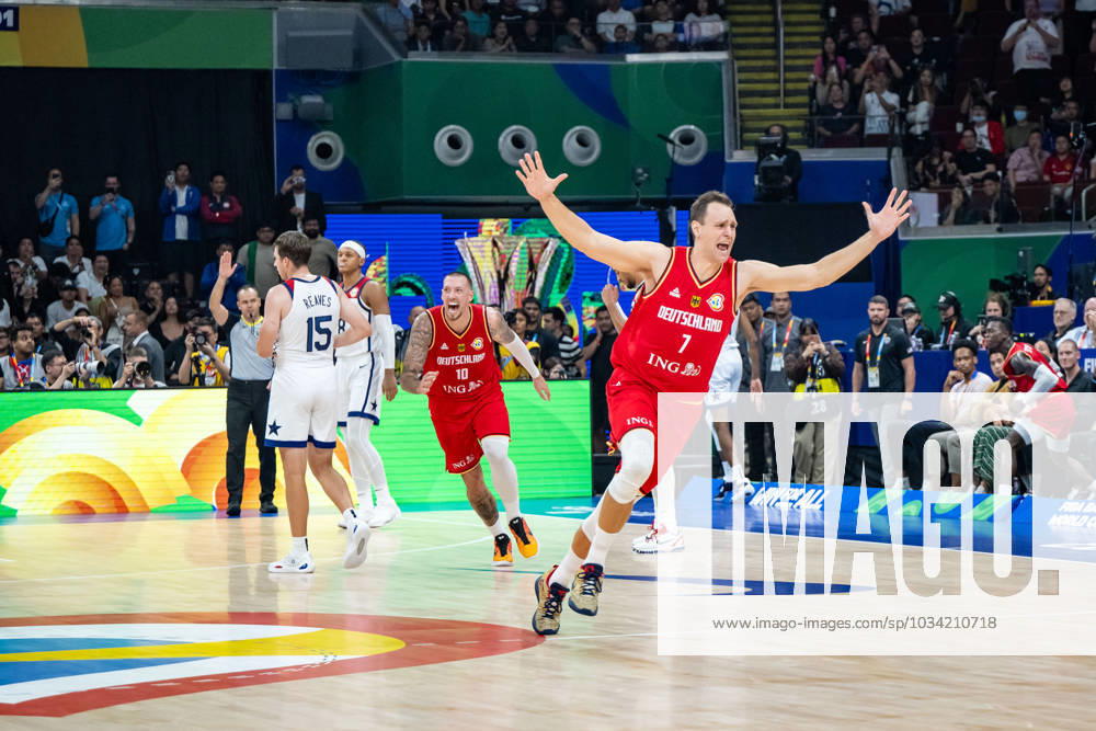 Basketball Manila Pasay 08.09.2023 FIBA Basketball World Cup 2023 Weltmeisterschaft der Männer Halbfinale Vereinigte Staaten von Amerika (USA) - Deutschland (GER) Deutschland gewinnt und steht im Finale Johannes Voigtmann (Deutschland, No.07) Daniel Theis (Deutschland, No.10) Jubel