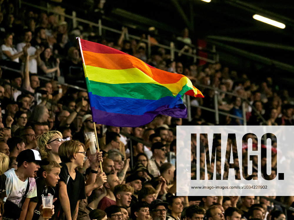 St Pauli jubelt und feiert trotz hoher Niederlage. Die Fans feiern ausgelassen. Regenbogenfahne am Millerntor. FC St. Pauli vs. HSV, 1. Frauen , 2. DFB Pokal, Bundesliga, 2. Runde, Millerntor Stadion, Hamburg, Spielzeit 2023 2024, 08.09.2023 DFL REGULATIONS PROHIBIT ANY USE OF PHOTOGRAPHS AS IMAGE SEQUENCES AND OR QUASI-VIDEO Foto:EIBNER Stephanie Zerbe FC St. Pauli vs. HSV, 1. Frauen , DFB Pokal, 2. Runde, Hamburg, Spielzeit 2023 2024, 08.09.2023 Hamburg