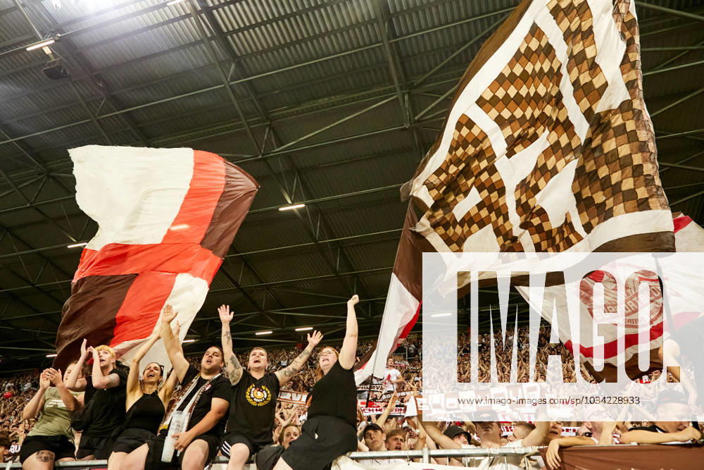St Pauli jubelt und feiert trotz hoher Niederlage. Die Fans feiern ausgelassen. FC St. Pauli vs. HSV, 1. Frauen , 2. DFB Pokal, Bundesliga, 2. Runde, Millerntor Stadion, Hamburg, Spielzeit 2023 2024, 08.09.2023 DFL REGULATIONS PROHIBIT ANY USE OF PHOTOGRAPHS AS IMAGE SEQUENCES AND OR QUASI-VIDEO Foto:EIBNER Stephanie Zerbe FC St. Pauli vs. HSV, 1. Frauen , DFB Pokal, 2. Runde, Hamburg, Spielzeit 2023 2024, 08.09.2023 Hamburg