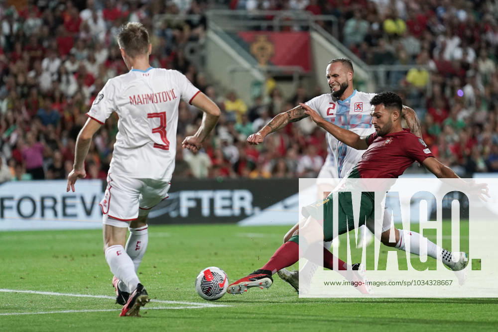 Fussball EM Qualifikation 2023 - 2024 11.09.2023, Fussball Länderspiel, Laenderspiel, EM Qualifikation, 2023 2024, Gruppe J, Spieltag 6, Portugal, Faro, Algarve, Portugal (POR) Luxemburg (LUX) vl: Goncalo Ramos (POR, Portugal 9) setzt sich gegen Maxime Chanot (Luxemburg 2) durch und erzielt das 3-0
