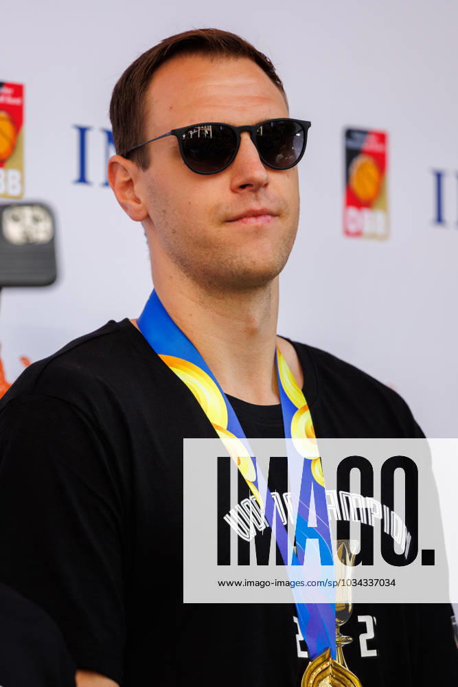 Die Rueckkehr der Helden - Empfang der Basketball Weltmeister in Frankfurt, DBB, 12.09.2023 Johannes Voigtmann (Olimpia Milano) Empfang der Deutschen Nationalmannschaft an der ING-Diba Zentrale in Frankfurt nach Gewinn der Weltmeisterschaft 2023.