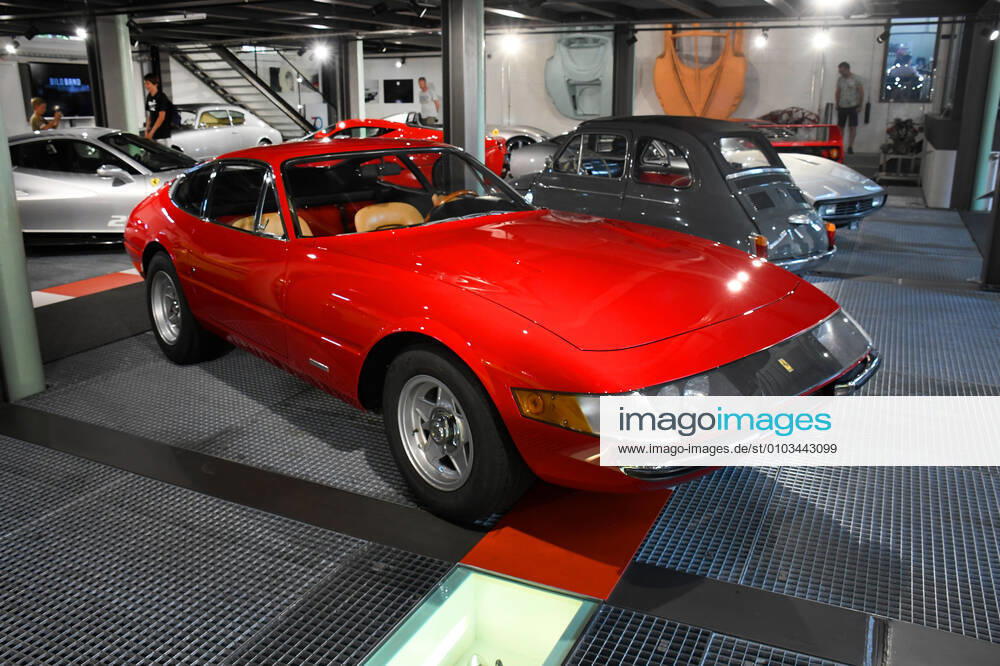 Schweiz, Romanshorn, 12.08.2020 Die autobau erlebniswelt ist ein aussergewoehnliches Automuseum in der Schweiz. Die einzigartige Sammlung des Schweizer Rennfahrers Fredy Lienhard fokussirt sich auf Sportwagen und zeigt rund 90 von weit mehr als 100 vorhandenen Fahrzeugen. Foto: ein Ferrari 365 GTB 4, Bauzeit: 1968-73, Stueckzahl: 1284 Das Automuseum autobau erlebniswelt in der Schweiz