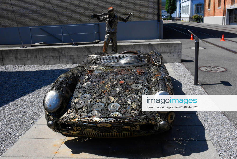 Schweiz, Romanshorn, 12.08.2020 Die autobau erlebniswelt ist ein aussergewoehnliches Automuseum in der Schweiz. Die einzigartige Sammlung des Schweizer Rennfahrers Fredy Lienhard fokussirt sich auf Sportwagen und zeigt rund 90 von weit mehr als 100 vorhandenen Fahrzeugen. Foto: die Stahlskulptur Porsche 550 Spider, mit der Stahlskulptur James Dean, vor dem Museum Das Automuseum autobau erlebniswelt in der Schweiz