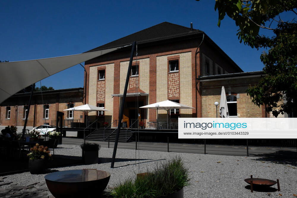 Schweiz, Romanshorn, 12.08.2020 Die autobau erlebniswelt ist ein aussergewoehnliches Automuseum in der Schweiz. Die einzigartige Sammlung des Schweizer Rennfahrers Fredy Lienhard fokussirt sich auf Sportwagen und zeigt rund 90 von weit mehr als 100 vorhandenen Fahrzeugen. Foto: Aussenansicht des Museums Das Automuseum autobau erlebniswelt in der Schweiz