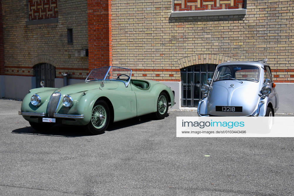 Schweiz, Romanshorn, 12.08.2020 Die autobau erlebniswelt ist ein aussergewöhnliches Automuseum in der Schweiz. Die einzigartige Sammlung des Schweizer Rennfahrers Fredy Lienhard fokussirt sich auf Sportwagen und zeigt rund 90 von weit mehr als 100 vorhandenen Fahrzeugen. Foto: ein Jaguar XK 120 OTS Roadster, Baujahr 1954 und eine BMW Isetta, Baujahr 1955 - 62 Das Automuseum autobau erlebniswelt in der Schweiz