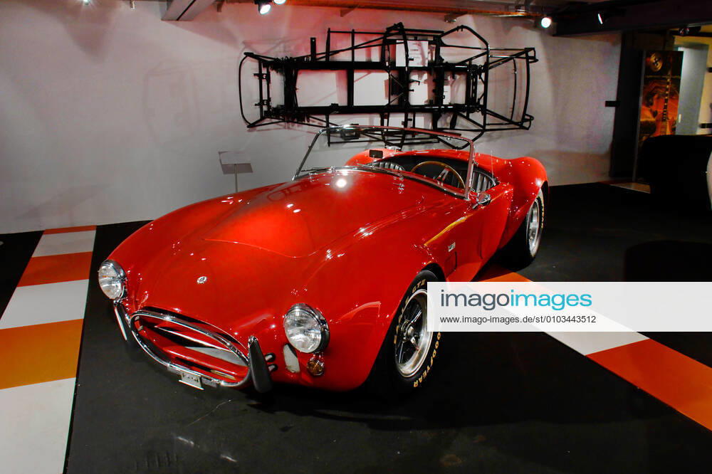 Schweiz, Romanshorn, 12.08.2020 Die autobau erlebniswelt ist ein aussergewoehnliches Automuseum in der Schweiz. Die einzigartige Sammlung des Schweizer Rennfahrers Fredy Lienhard fokussirt sich auf Sportwagen und zeigt rund 90 von weit mehr als 100 vorhandenen Fahrzeugen. Foto: ein Ford AC Cobra 427, Baujahr 1965, Leistung 425 PS Das Automuseum autobau erlebniswelt in der Schweiz