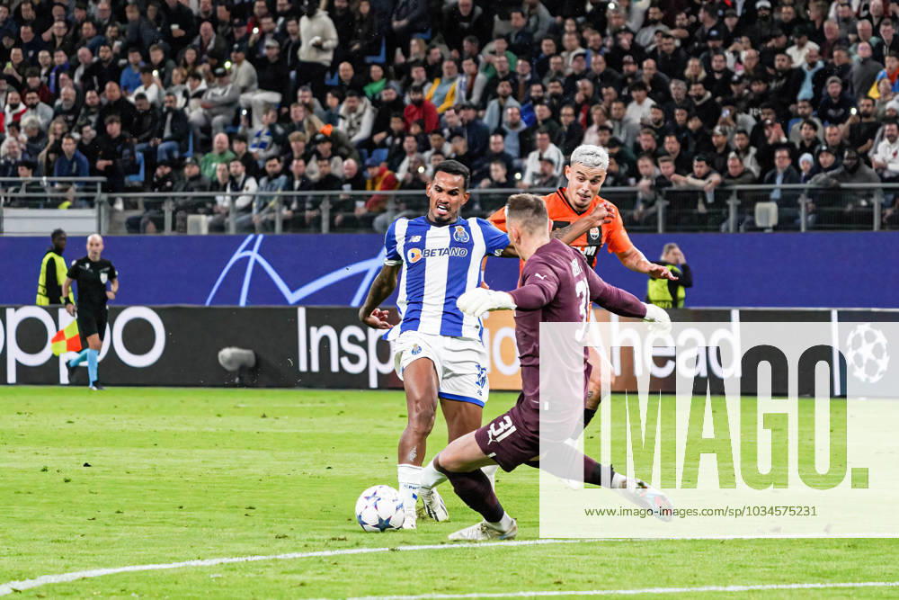 Torschuss Galeno (FC Porto, 13), Artur Rudko (Schachtar Donezk, 01) haelt Ball GER, Schachtar Donezk vs. FC Porto, Fussball, Champions League, Gruppe H, Spieltag 1, Saison 2023 2024, 19.09.2023 GER, Schachtar Donezk vs. FC Porto, Fussball, Champions League, Gruppe H, Spieltag 1, Saison 2023 2024, 19.09.2023 Hamburg