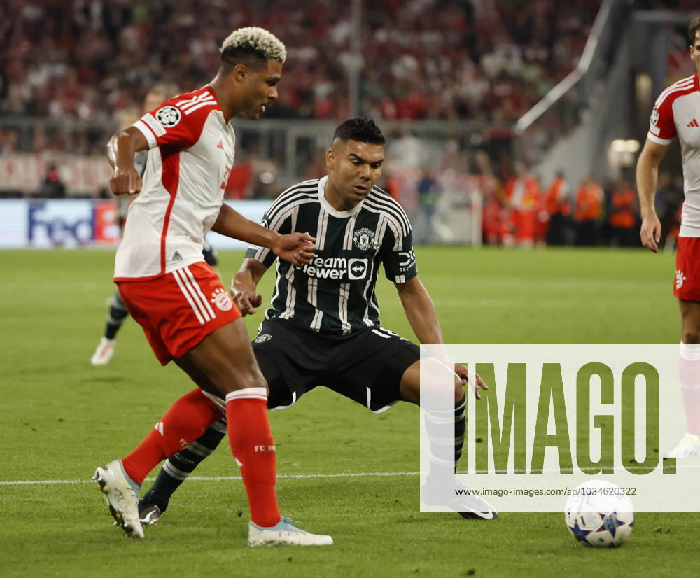 CL., Champions League, FC Bayern Muenchen vs Manchester United, ManU Allianz Arena Muenchen, Fussball, im Bild: Serge Gnabry (FC Bayern Muenchen) vs Casemiro (Manchester United)