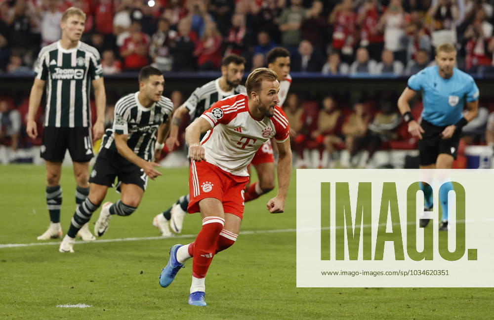 CL., Champions League, FC Bayern Muenchen vs Manchester United, ManU Allianz Arena Muenchen, Fussball, im Bild: Sergio Reguilon (Manchester United) ,Rasmus Hoejlund (Manchester United), Bruno Fernandes (Manchester United) und Jamal Musiala (FC Bayern Muenchen) schauen Harry Kane (FC Bayern Muenchen) beim verwandelte Elfmeter