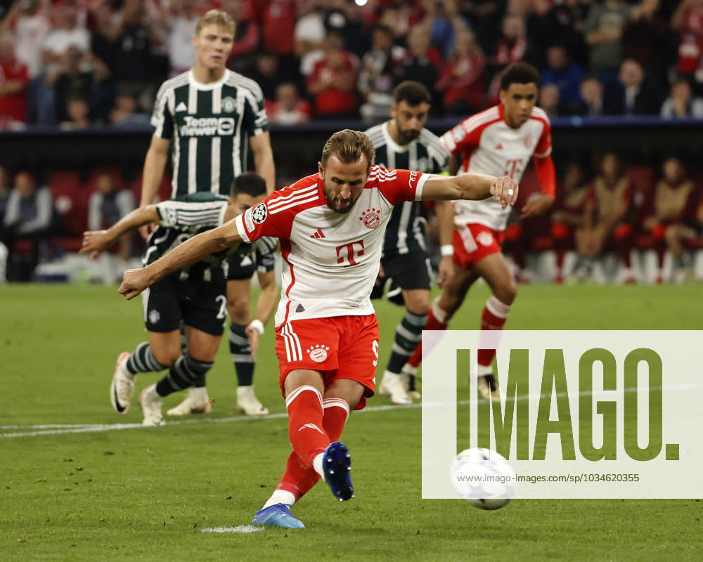CL., Champions League, FC Bayern Muenchen vs Manchester United, ManU Allianz Arena Muenchen, Fussball, im Bild: Sergio Reguilon (Manchester United) ,Rasmus Hoejlund (Manchester United), Bruno Fernandes (Manchester United) und Jamal Musiala (FC Bayern Muenchen) schauen Harry Kane (FC Bayern Muenchen) beim verwandelte Elfmeter