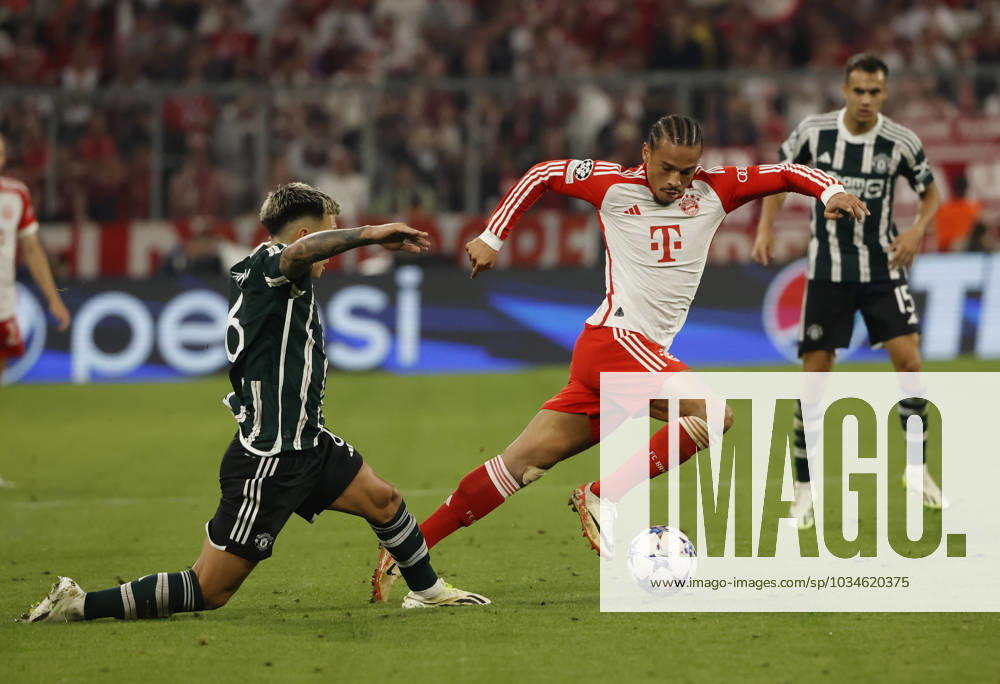CL., Champions League, FC Bayern Muenchen vs Manchester United, ManU Allianz Arena Muenchen, Fussball, im Bild: Lisandro Martinez (Manchester United) vs Leroy Sane (FC Bayern Muenchen)