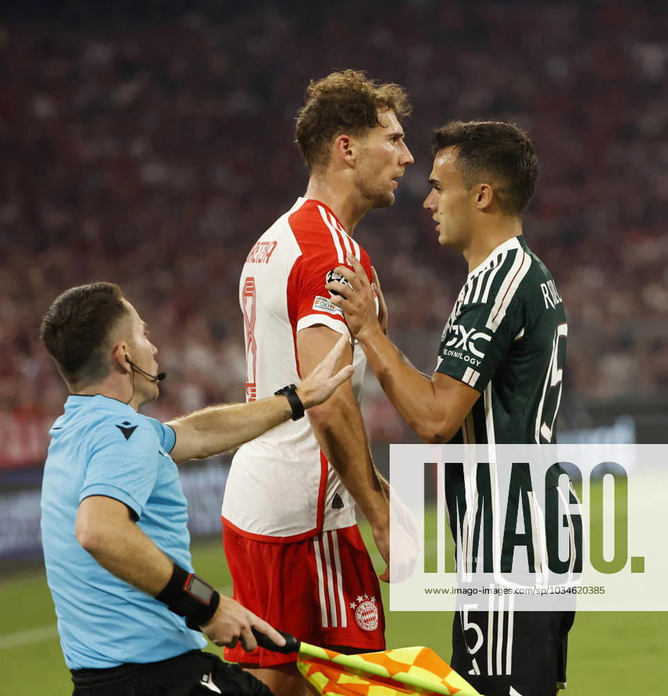 CL., Champions League, FC Bayern Muenchen vs Manchester United, ManU Allianz Arena Muenchen, Fussball, im Bild: Rauferei zwischen Leon Goretzka (FC Bayern Muenchen) und Lisandro Martinez (Manchester United) Linienrichter kommt und trennt die beiden