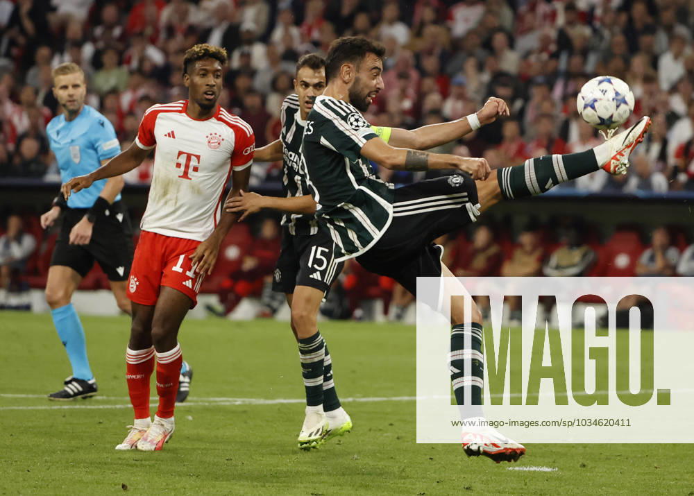 CL., Champions League, FC Bayern Muenchen vs Manchester United, ManU Allianz Arena Muenchen, Fussball, im Bild: Kingsley Coman (FC Bayern Muenchen), Sergio Reguilon (Manchester United) , Bruno Fernandes (Manchester United)