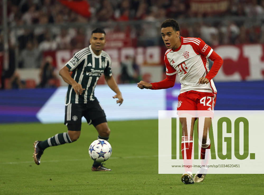 CL., Champions League, FC Bayern Muenchen vs Manchester United, ManU Allianz Arena Muenchen, Fussball, im Bild: Casemiro (Manchester United) vs Jamal Musiala (FC Bayern Muenchen)
