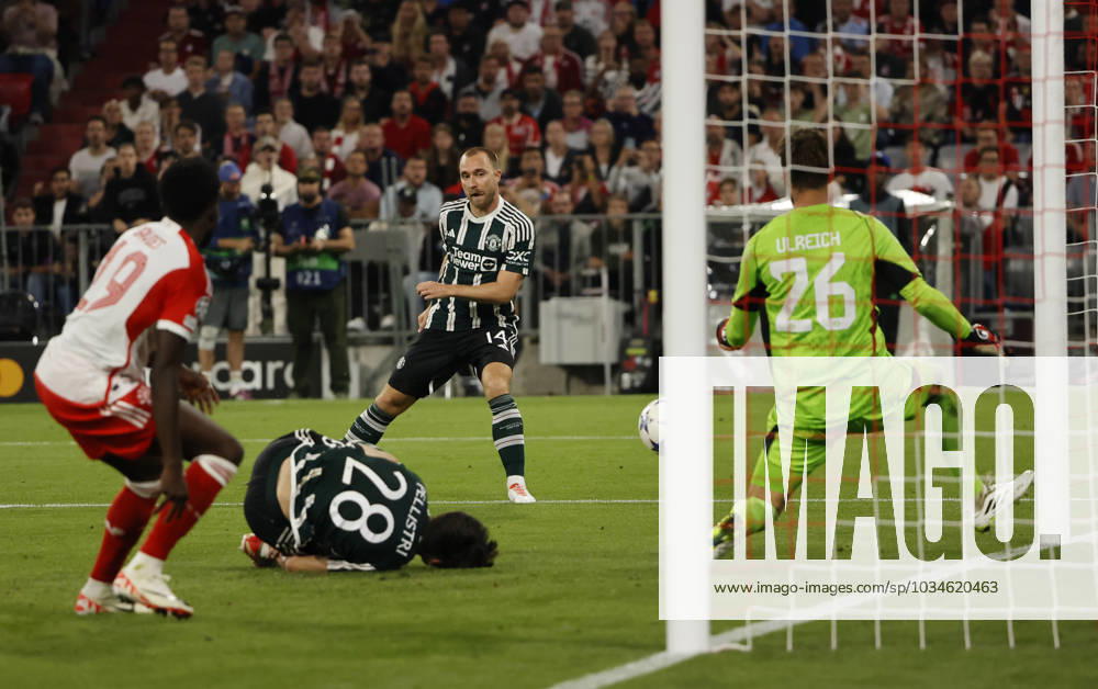 CL., Champions League, FC Bayern Muenchen vs Manchester United, ManU Allianz Arena Muenchen, Fussball, im Bild: Alphons Davies (FC Bayern Muenchen), Facundo Pellistri (Manchester United) am Boden und Christian Eriksen (Manchester United) scheitert an Sven Ulreich (FC Bayern Muenchen)
